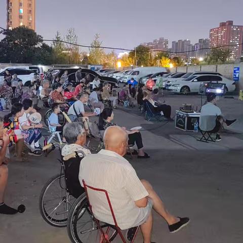 露天电影送欢乐 ﻿点亮居民夜生活