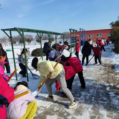 除雪破冰，温情暖冬——刘家堡乡洛阳小学雪后除雪记