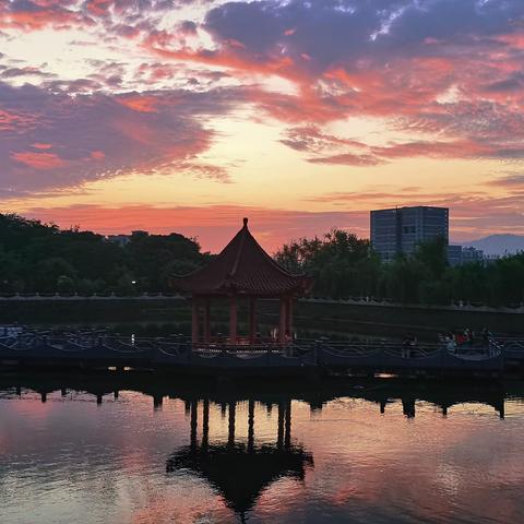 春风化雨，润泽四方—记上饶市实验中学实习工作座谈会及实习汇报课展示