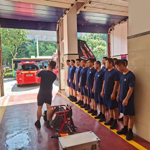 “学装备、用装备、懂装备”——金花北路消防救援站组织开展装备器材大学习