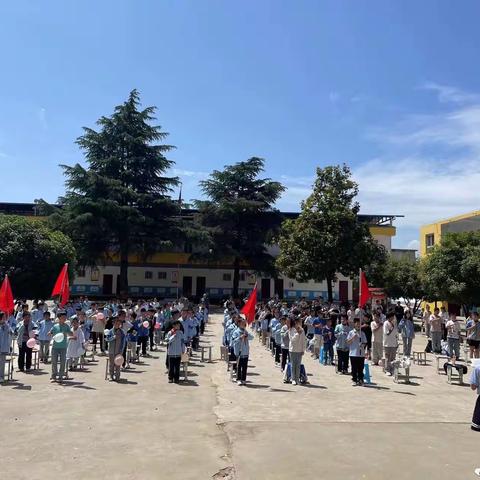 “童心向未来，争做好队员”赵村镇小少先队入队仪式暨六一文艺汇演