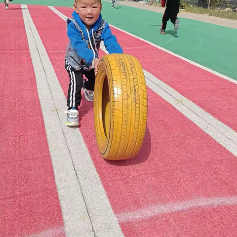 萌娃遇上轮胎——琉璃寺镇中心幼儿园小一班户外自主游戏