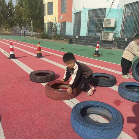 《好玩的轮胎》——琉璃寺镇中心幼儿园中班体育活动