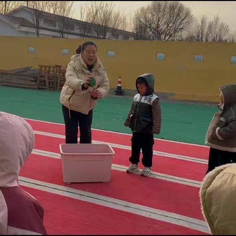 《打雪仗》———琉璃寺镇中心幼儿园中一班体育活动