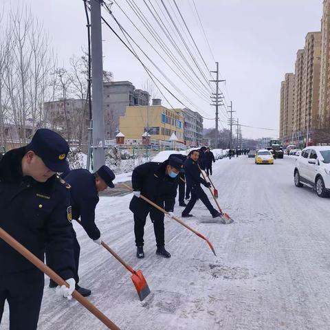 交通执法在行动，清雪除冰保出行