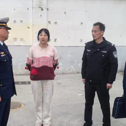 雁塔消防大队指导明德门派出所对辖区小区进行消防安全检查