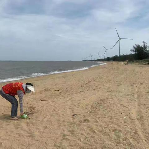 新龙镇道达村网格员加强各个水域巡查