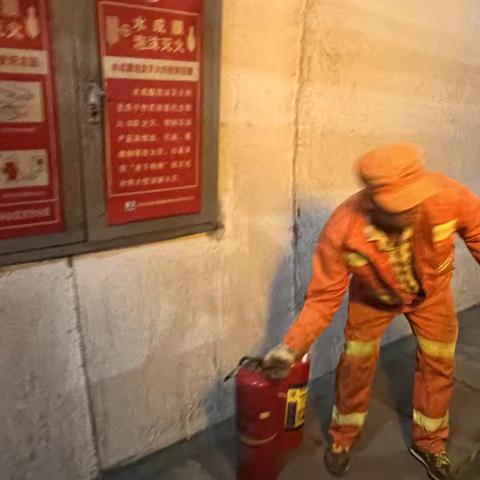 十一假期的安全守护者——记坚守岗位的维修与值守人员