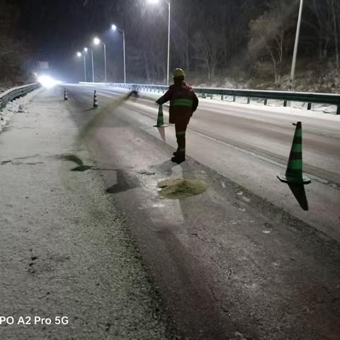 雪天里的守护者——高速隧道值守员的除雪保畅工作