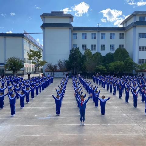 师生共舞强体魄     以体树人促发展———转龙中心小学课间操展演