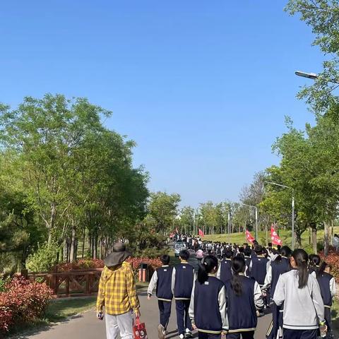 与春天共舞——2024级“考后焕新，徒步追春”踏青研学活动
