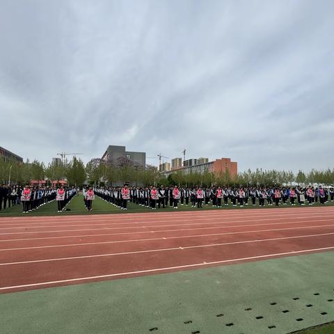 安静有序，全力以赴，诚信应考 ——潍坊文华学校初二年级升旗仪式