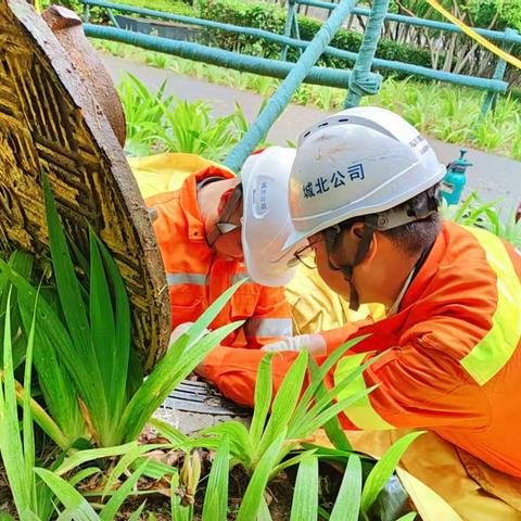 【秦华燃气】雨中坚守保安全，城北铁军护民生