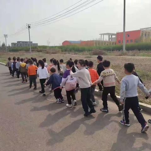 关爱学生   幸福成长   “寻找春的足迹   感受春的气息”自然教育实践活动