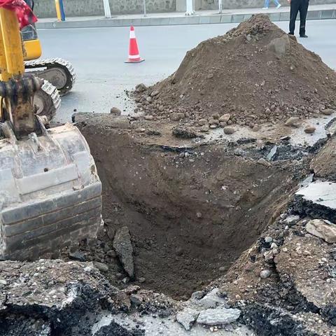 湟源公路总段连夜处置路面塌陷！抢险保通仍在进行