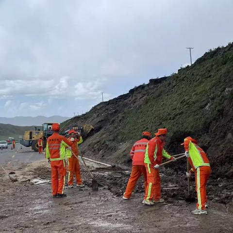 湟源公路总段及时清理塌方泥石流确保道路安全畅通