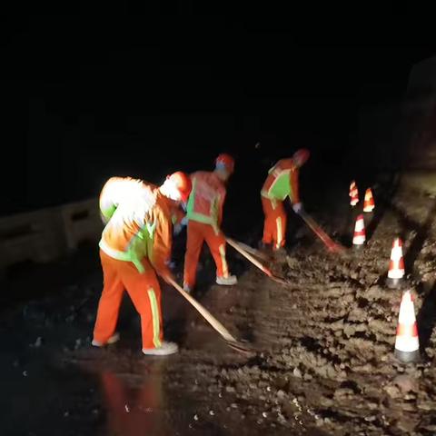 多处路段突发塌方、泥石流，湟源公路总段连夜处置险情