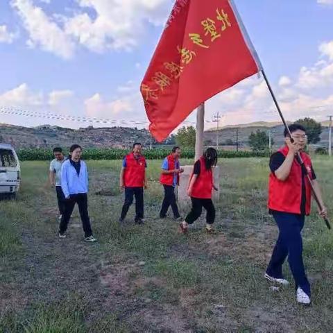 【北堡乡  吕鲲飞】  拔蒿草 清垃圾 优环境” 北堡乡开展拔蒿草专项行动