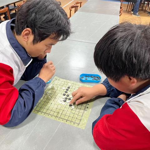 五子连珠，决战棋阵的较量——咸阳梦圆职业学校五子棋社团