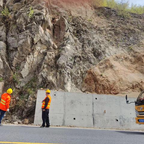 迅速抢修落石安全隐患  保障道路安全畅通