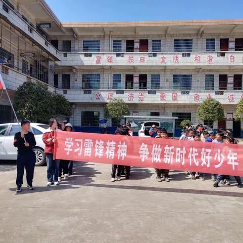 “阳春三月学雷锋，敬老院里情意浓。”——西冲学校小雷锋们走进敬老院