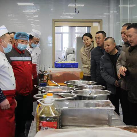 刘元管总裁带队视察宝丰能源各餐厅年夜饭准备情况