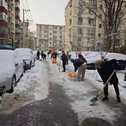 八南社区“解民忧 清积雪”保障出行暖人心