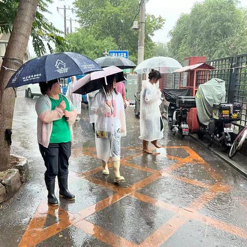 暴雨蓝色预警 社区守护——八里庄南里社区巡逻进行时