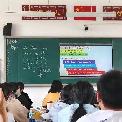 草坪中学：共研完形技巧 破解阅读谜题