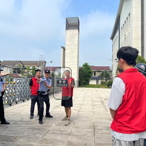 警校携手，共筑安全基石——草坪中学防暴力应急演习