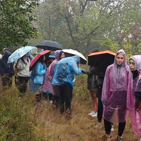 海内外团队冒雨登上小金山