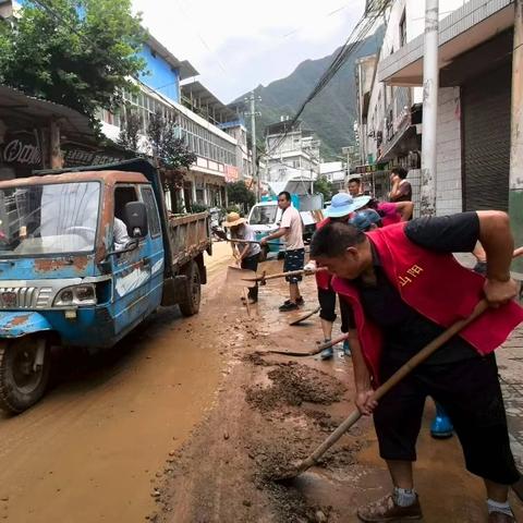 宽坪街社区雨后“清淤战”：党群同心，共净家园路