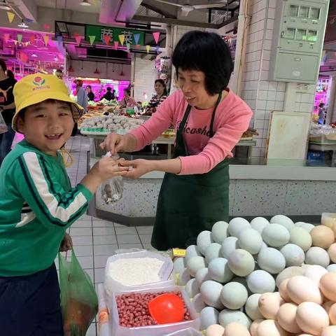 一起去逛菜市场，青晖幼儿园师生走进浮岗市场开展社会实践活动