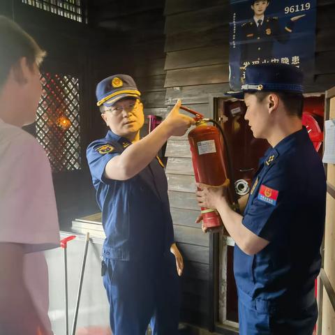 消防守护“不打烊” —— 渭滨消防救援大队开展消防安全夜查行动