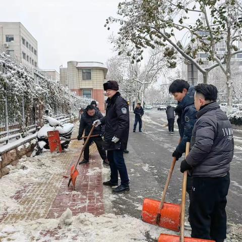 迅速行动密网布控--四里村街道闻雪而动 扫雪除冰严阵以待
