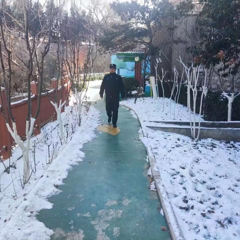 “冬日巡查，风雪不阻” 四里村街道工作人员守护河道环境