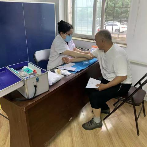 银龄健康· 开展"65岁以上老人免费健康体检”义诊活动