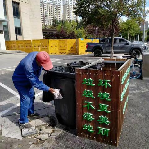 工农街道赫郡社区联合辖区物业开展“清清小桶，净净街道”对临街垃圾桶进行清理整治活动