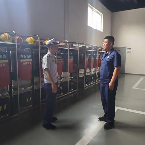 泾河新城消防救援大队教导员深入原点小型站督导检查