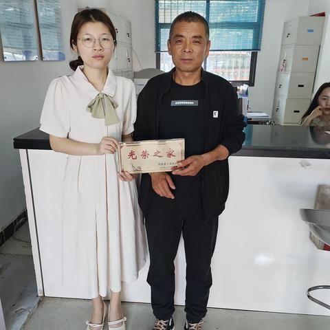 一人入伍，全家光荣。发放光荣牌，荣誉一家人。