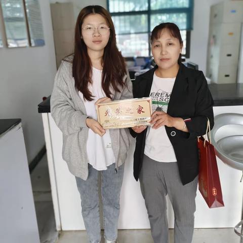 光荣牌发放，为军人家庭增光添彩。