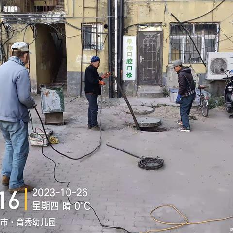 漫步秋天的风景，感悟时间在秋天镌刻下岁月的故事，以平常心对待每位有求于我们的业主，有伴有暖，一路与业主同行！