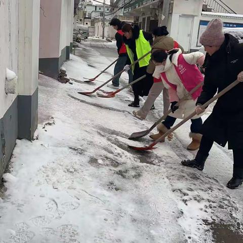 破冰除雪齐协力，安全出行共赏景