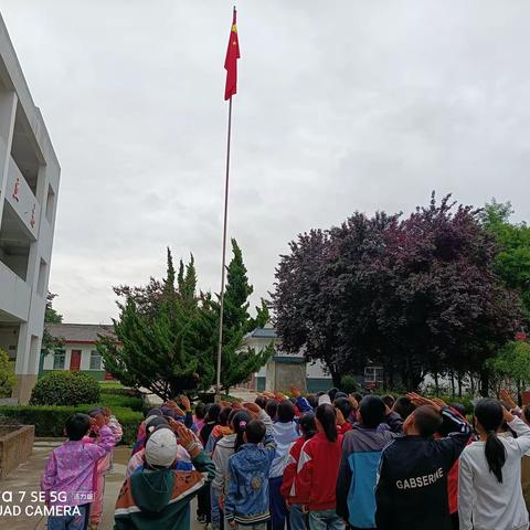 踔厉奋发强国防，勇毅前行向复兴 ——石桥镇站龙小学开展“全民国防教育日”主题升旗仪式