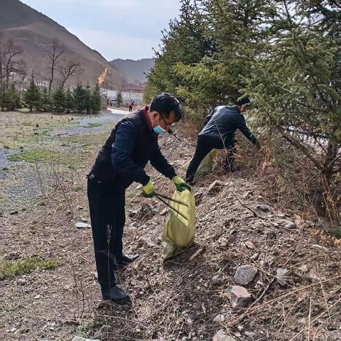 甘南州引洮济合工程建设管理局在卡加曼乡开展“山水林田湖草沙大治理、生态环境大优化”主题实践活动