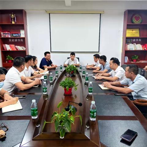 吉阳区机关工委书记苏运毅到安罗村召开防蚊灭蚊预防登革热工作部署会议。