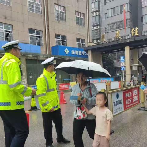 “警网联动”——网格员助力“暑期道路交通安全”教育宣传活动