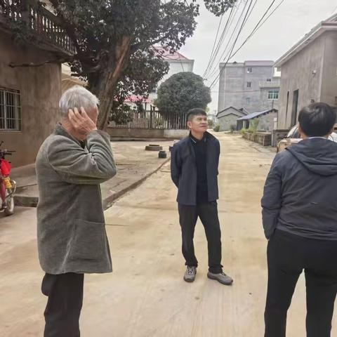 鄱阳县卫健委党委书记、主任方宏德深入结对帮扶村，实地调研指导“巩衔”工作