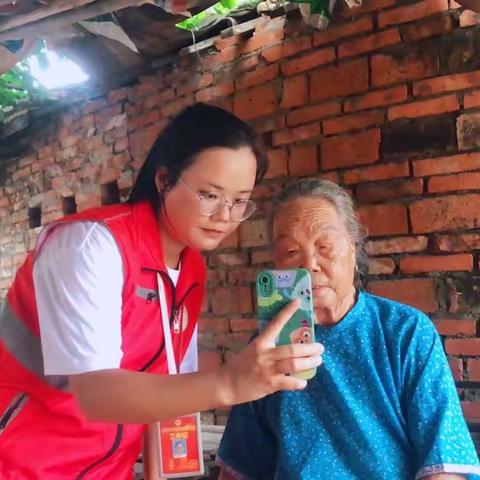 网格员入户帮助老人做人脸识别认证