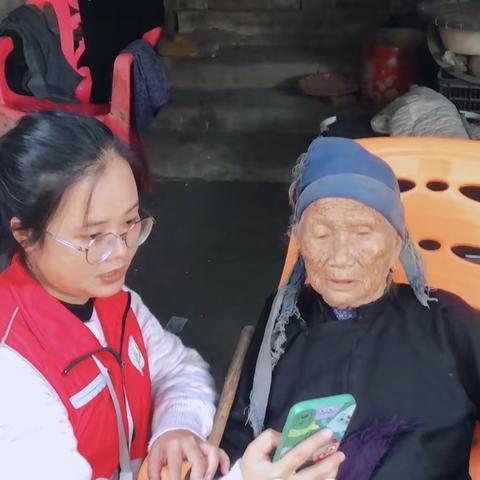 网格员入户帮助老人做人脸识别认证